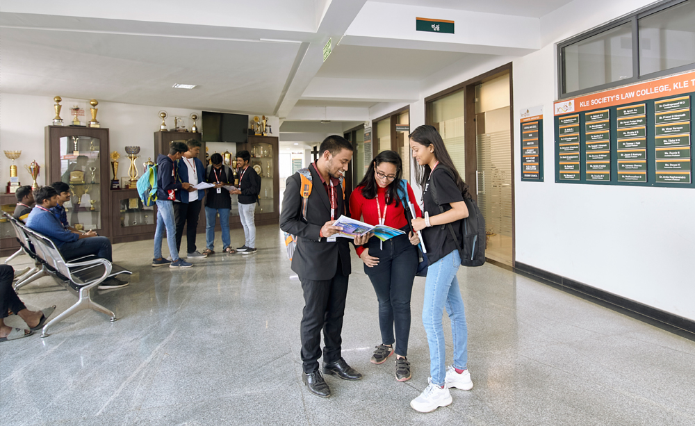 lounge_corridor_withStudents.jpg